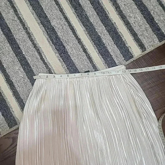 Dalia  Pleated Pearl colored Midi Skirt. Small - Picture 5 of 8